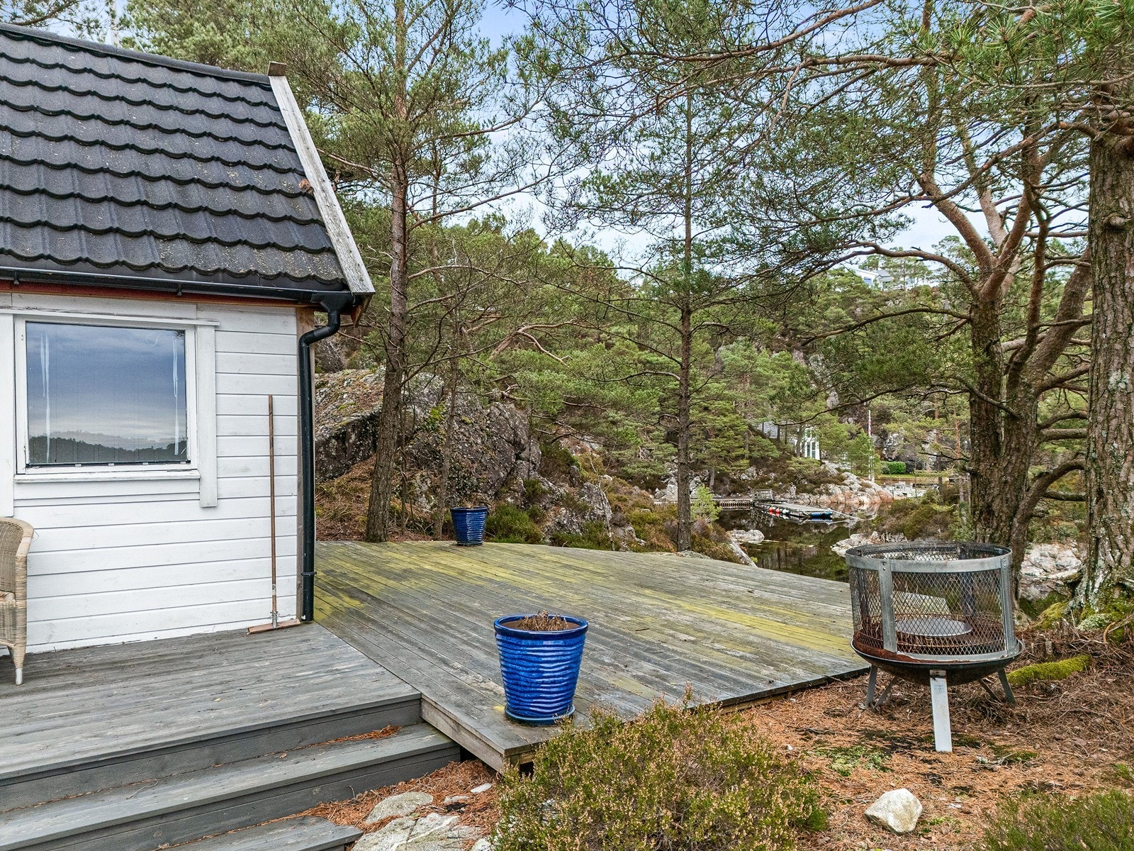 . Eiendommen oppleves som idyllisk og helt unik, perfekt for rekreasjon og avkobling. Galleribilde