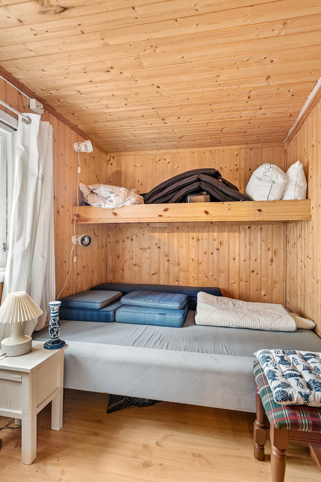 Hytten inneholder to soverom med plass til seng og oppbevaring. Galleribilde