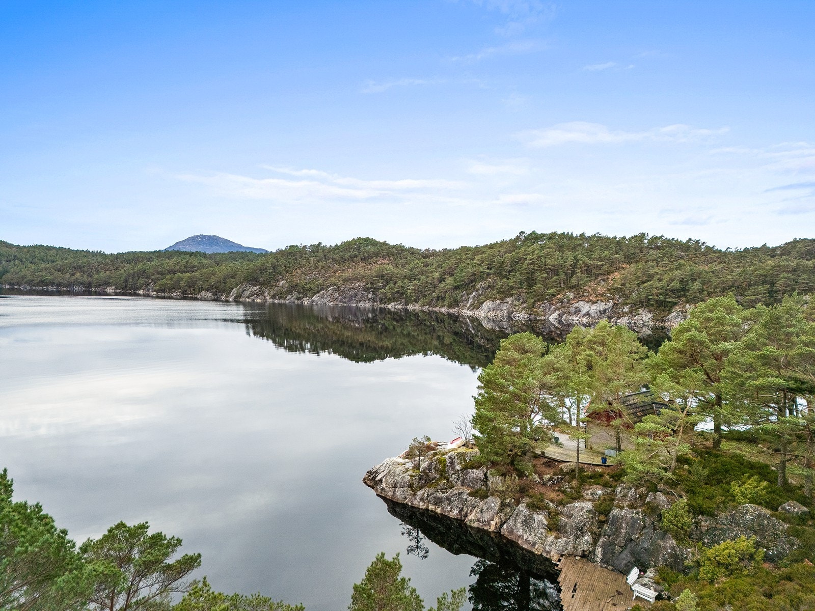 Utsikten over fjorden er både vakker og stemningsfull, og gir en helt spesiell ro gjennom hele året. Galleribilde