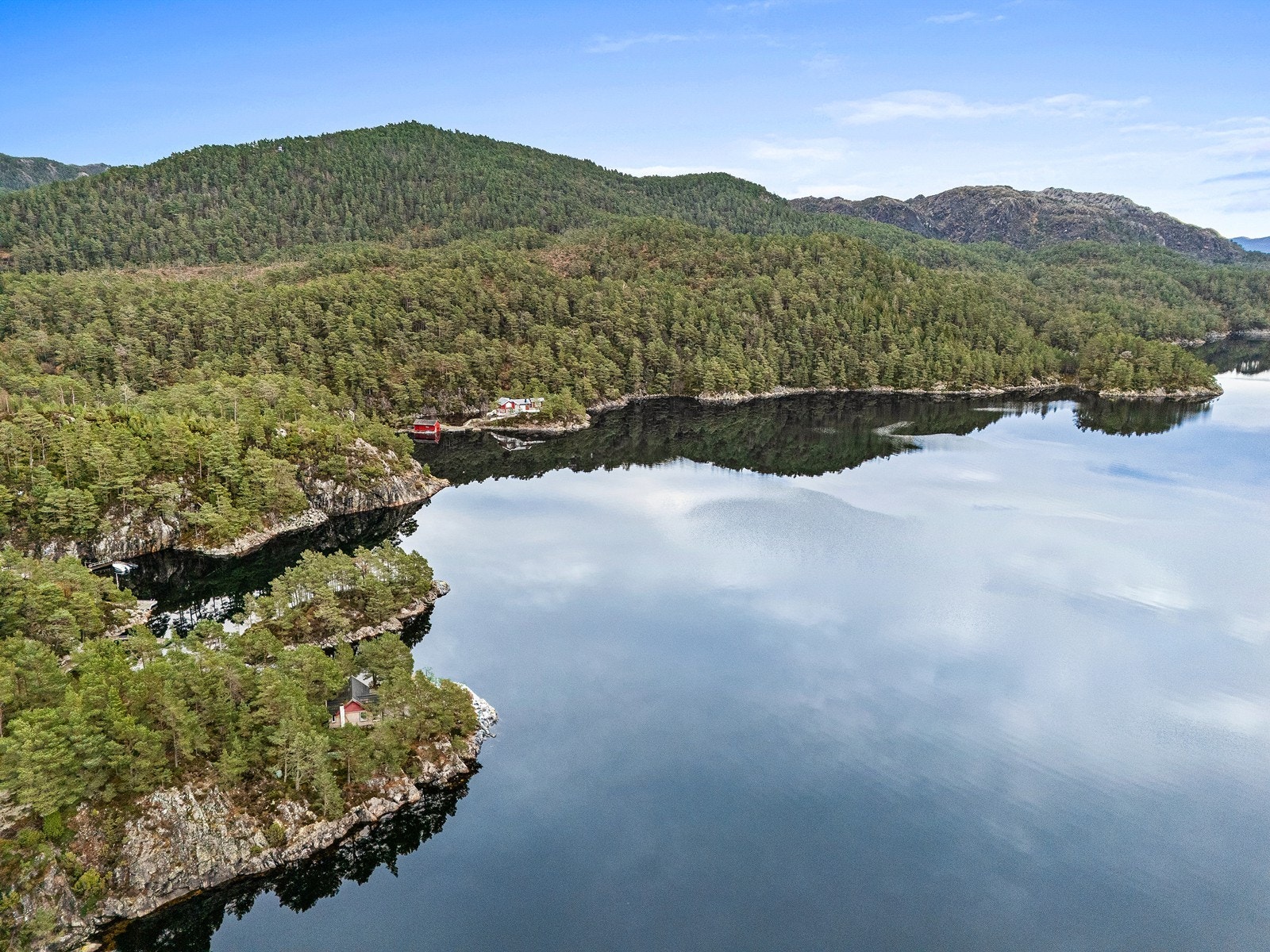 Her kan man nyte morgenkaffen til lyden av bølgeskvulp, legge ut på fisketurer, padle kajakk eller ta seg en forfriskende dukkert rett utenfor egen eiendom. Galleribilde