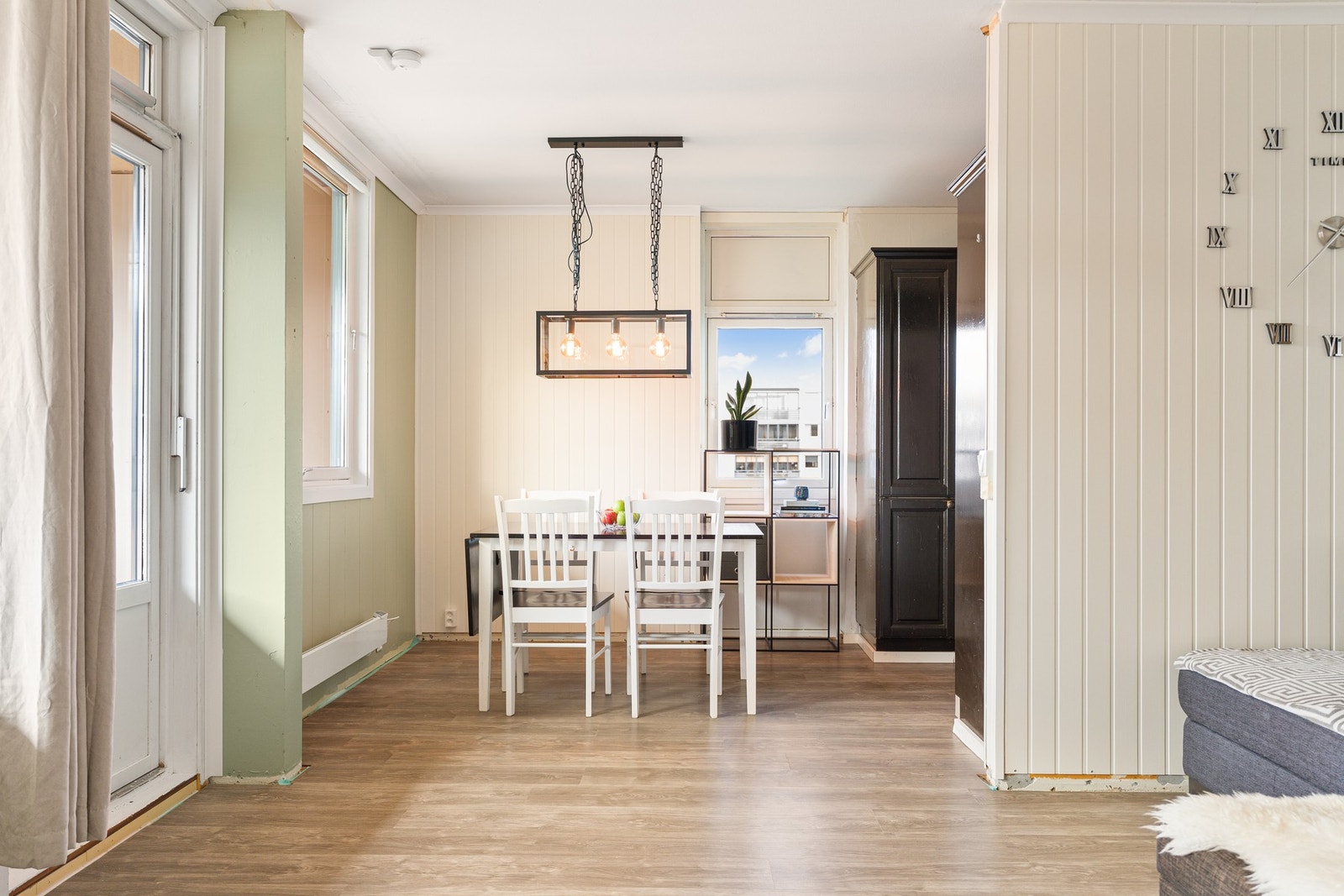 God plass til langbord. Perfekt for sosiale sammenkomster med venner og familie. Galleribilde