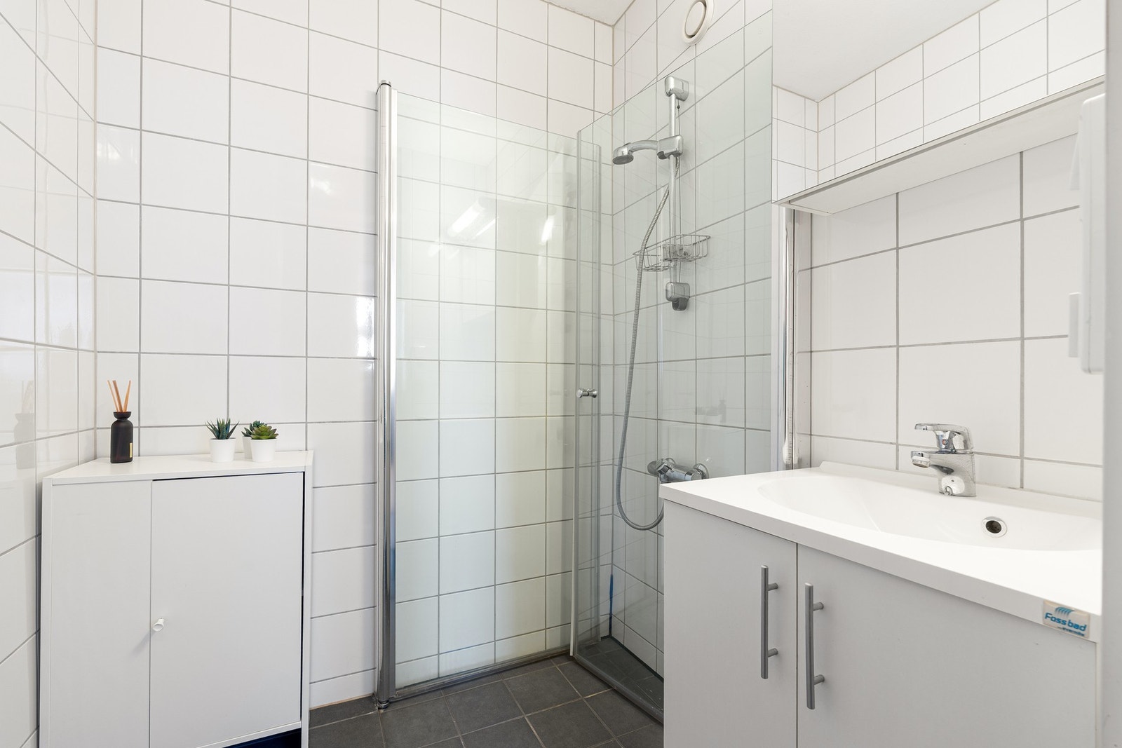 Pent flislagt baderom med behagelig gulvvarme. Galleribilde