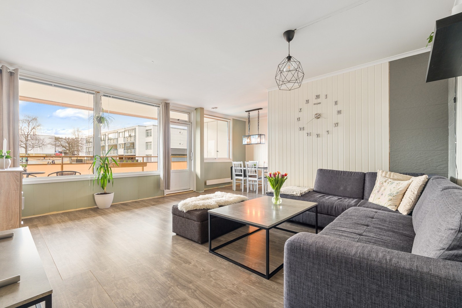 Boligen har store vindusflater som slipper inn rikelig med naturlig lys. Galleribilde