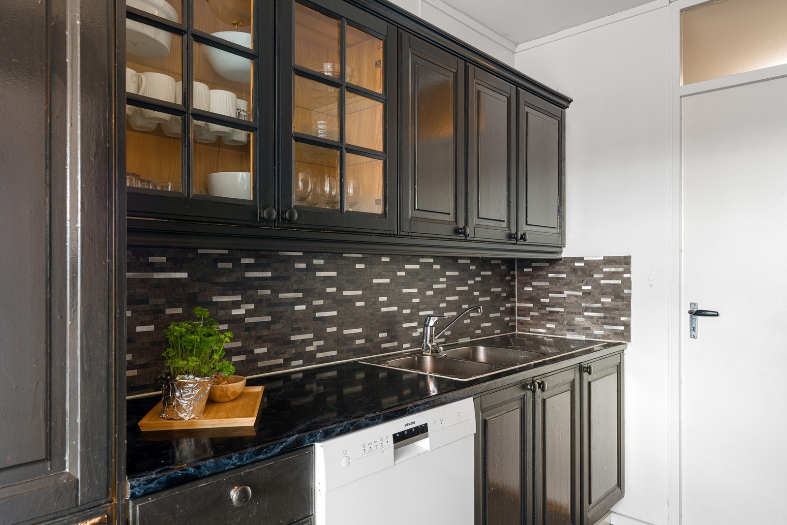 Kjøkkenet har opplegg for oppvaskmaskin. Galleribilde