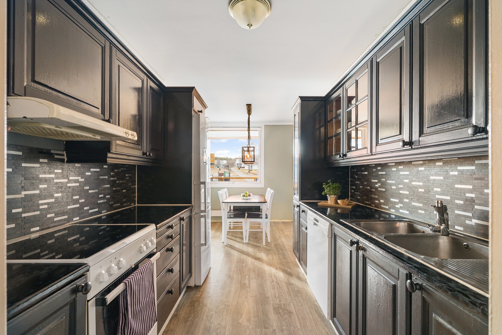 Praktisk kjøkken med mye skap- og benkeplass. Galleribilde