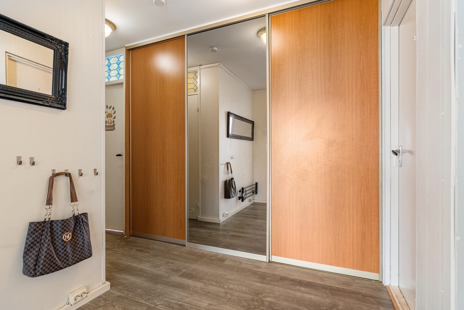 Gode garderobeløsninger med integrert garderobeskap og praktisk skyvedørsløsning. Galleribilde