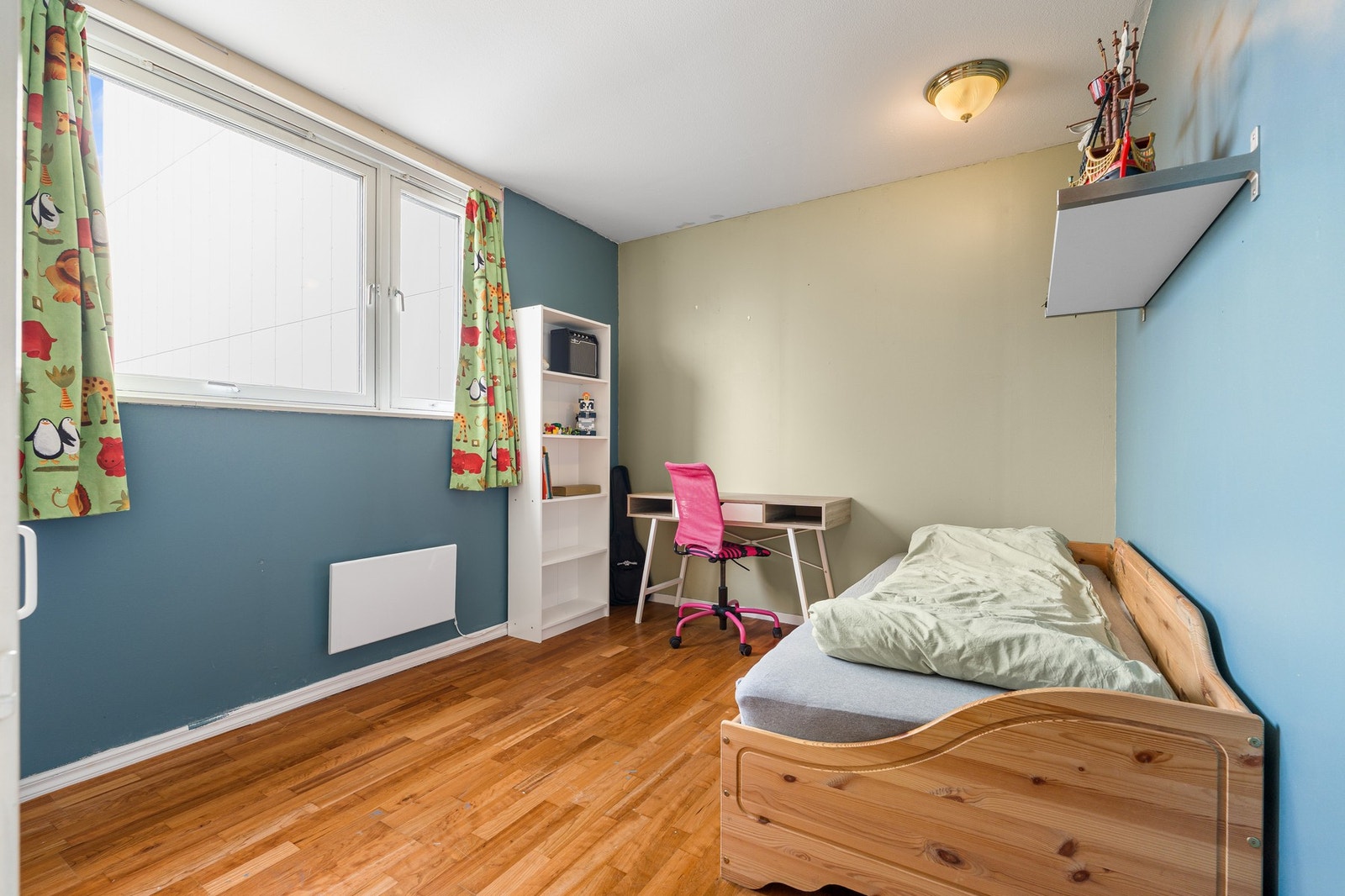 Soverom tre på 10,5 m², passer perfekt som barnerom, kontor eller gjesterom. Galleribilde