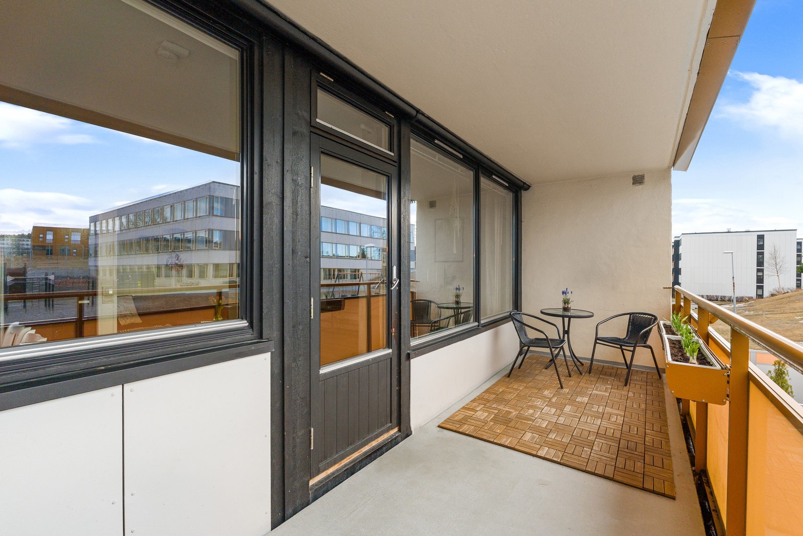 Fra stuen er det direkte utgang til en vestvendt balkong med ypperlige solforhold. Galleribilde