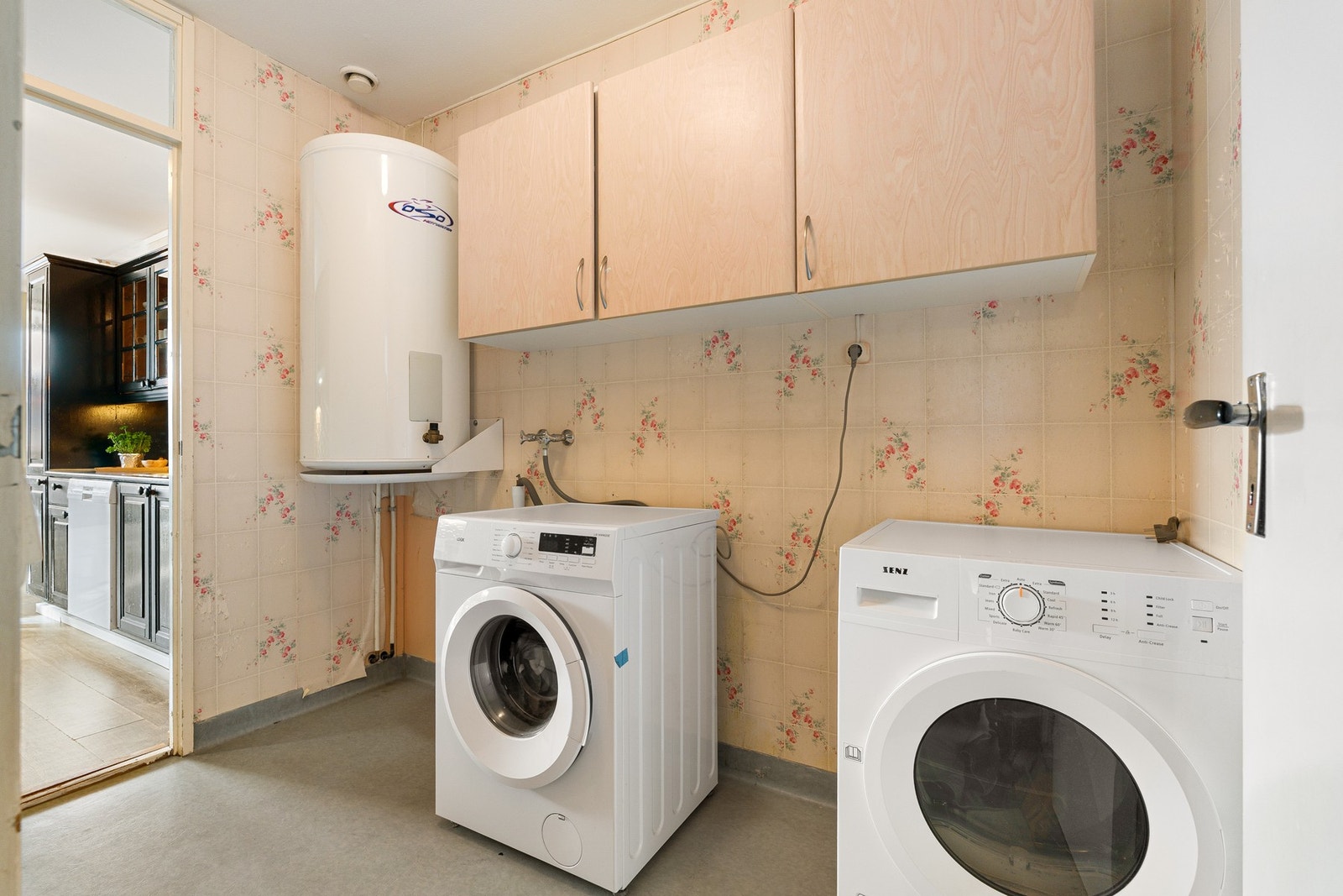 Eget vaskerom på 4,5 m², utstyrt med opplegg for vaskemaskin, utslagsvask og varmtvannsbereder. Galleribilde