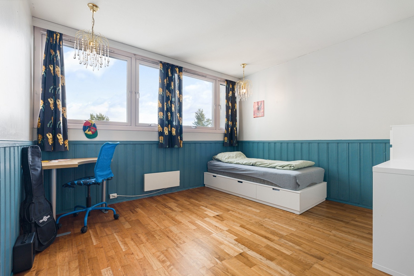 Soverom to på 12,5 m², rikelig med pass til dobbeltseng, skrivebord og garderobeløsninger. Galleribilde