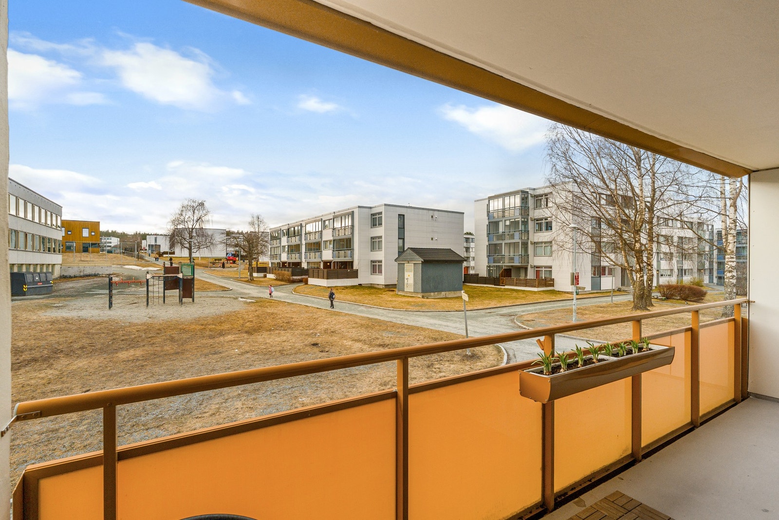 Det er parkering på felles parkeringsplass, og borettslaget har totalt 257 garasjeplasser med ferdig monterte ladepunkter. Galleribilde