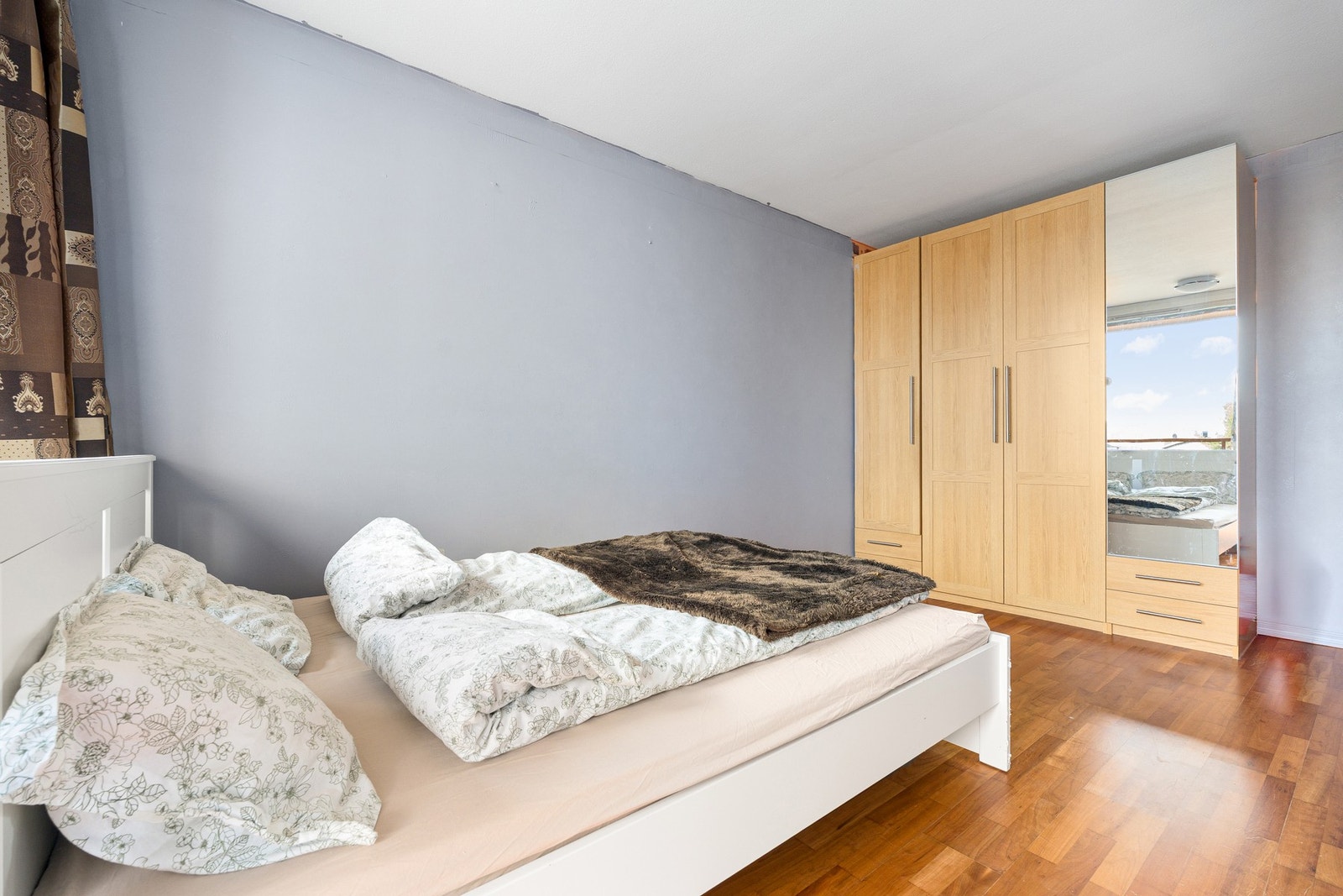 Rommet har god plass til dobbeltseng og ulike garderobeløsninger. Galleribilde