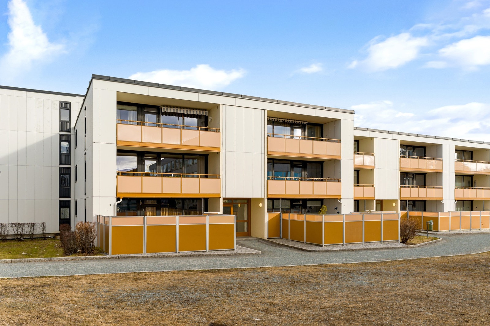Leiligheten ligger i et rolig og etablert boligområde på Saupstad. Meget barnevennlig område med lite trafikk og lekeplasser for barn i gatetun. Galleribilde