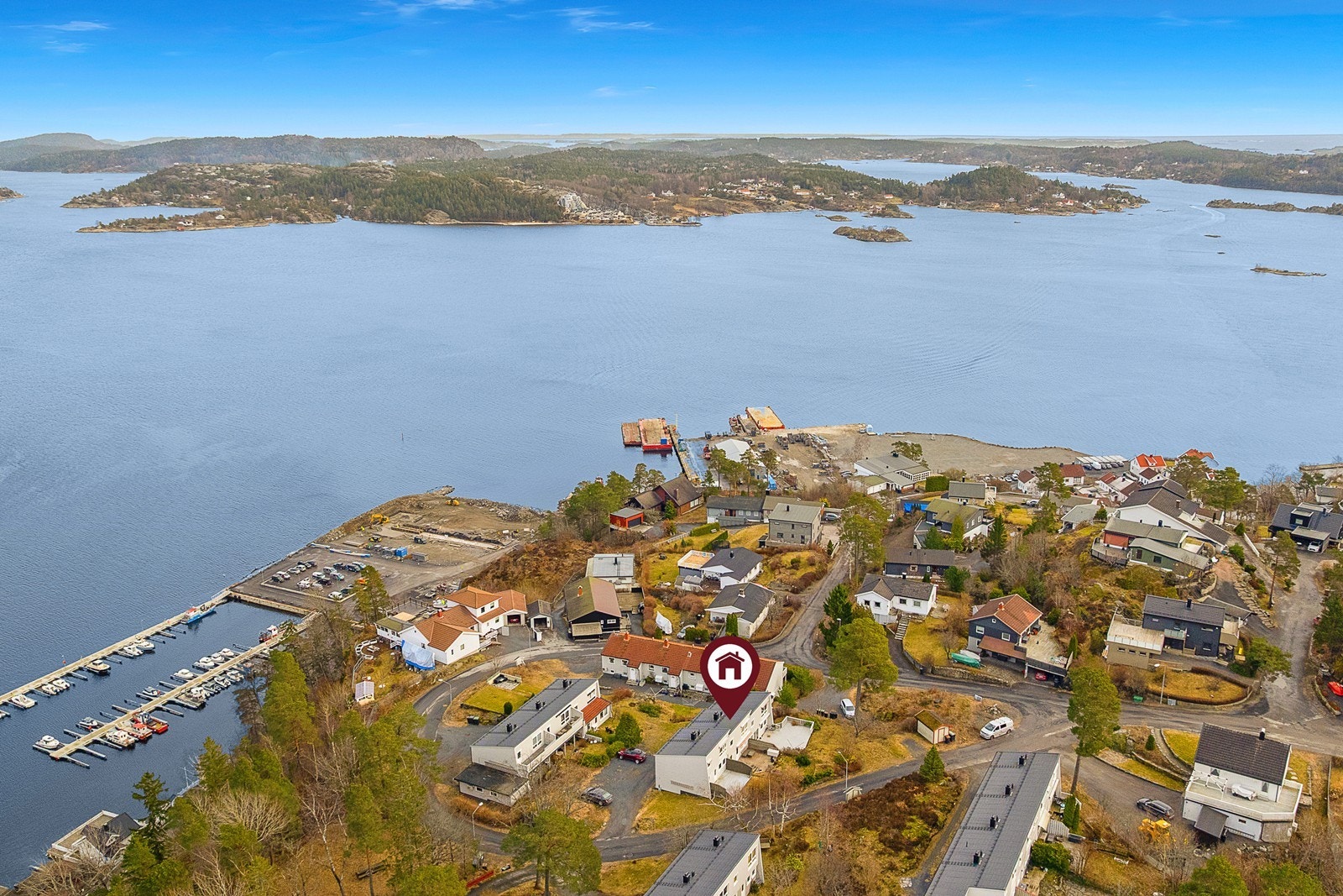 Her er det fin utsikt til sjøen og Bærøfjorden Galleribilde