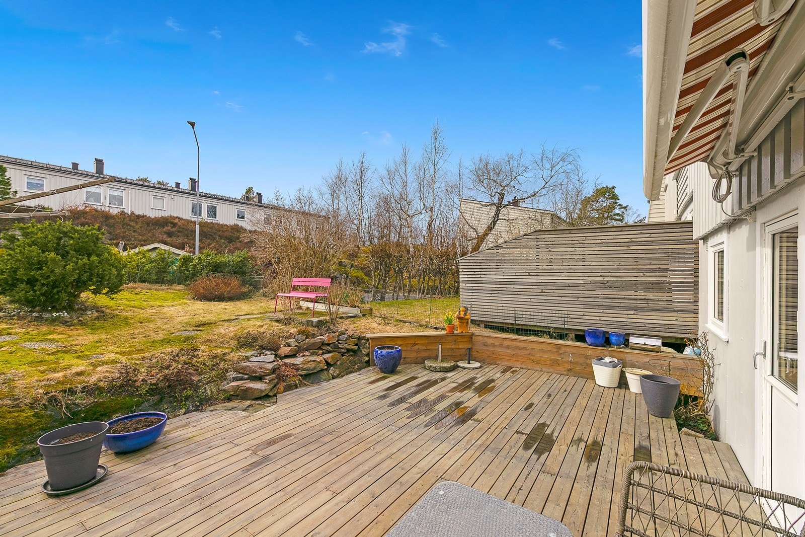 Flott vestvendt område med nye romslig terrasse, leskjerm og opparbeidet flott uteområde med blomsterbed. Galleribilde