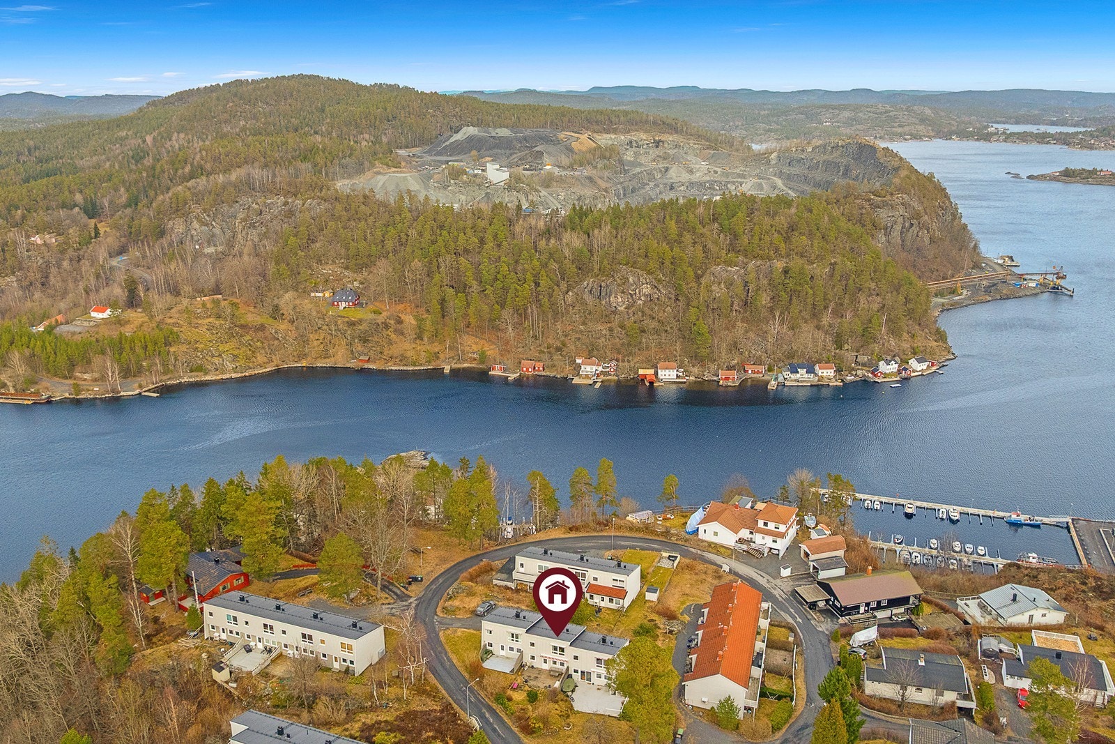 Bergmesterveien 2B ligger på toppen av det populære boligområdet Bekkedalen. Galleribilde