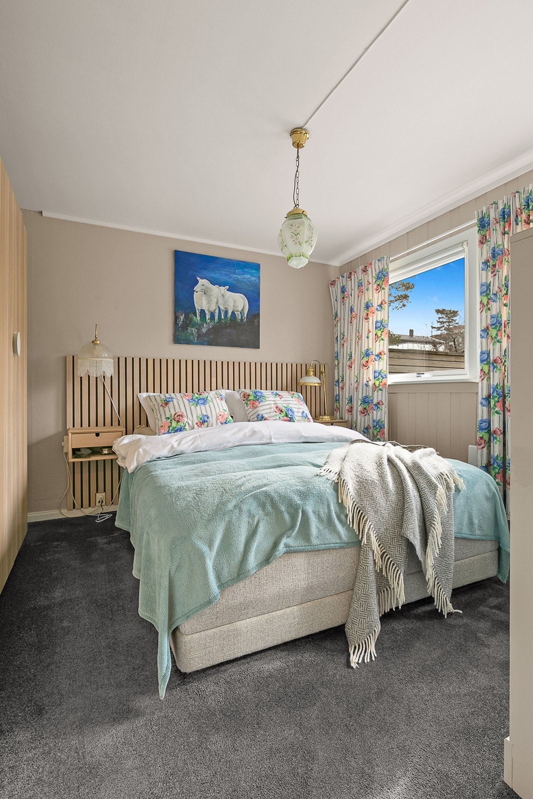 Hovedsoverommet har 2 doble klesskap og elektrisk markise. Galleribilde