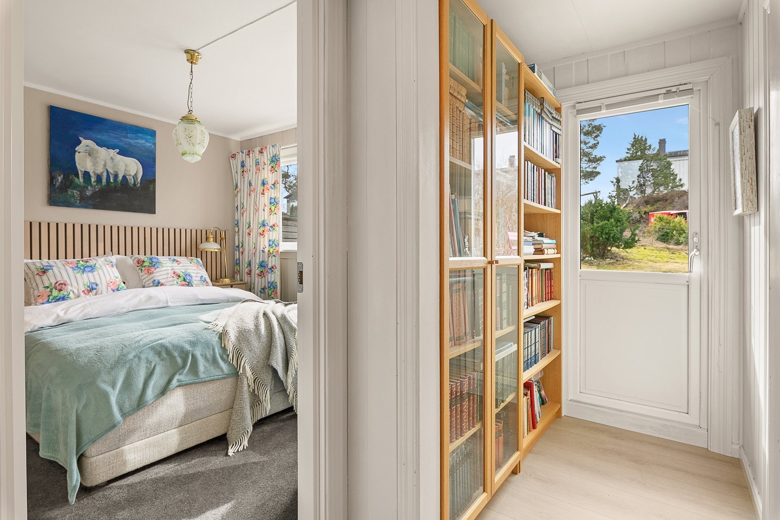 Mellomgang med utgang til hage. Galleribilde