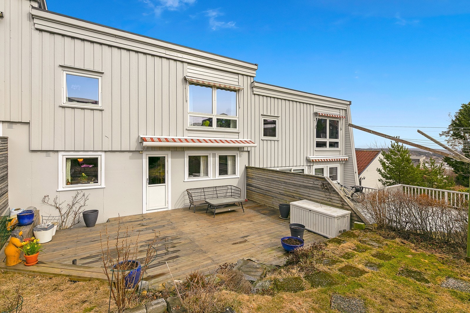 Fin solrik uteplass. Galleribilde