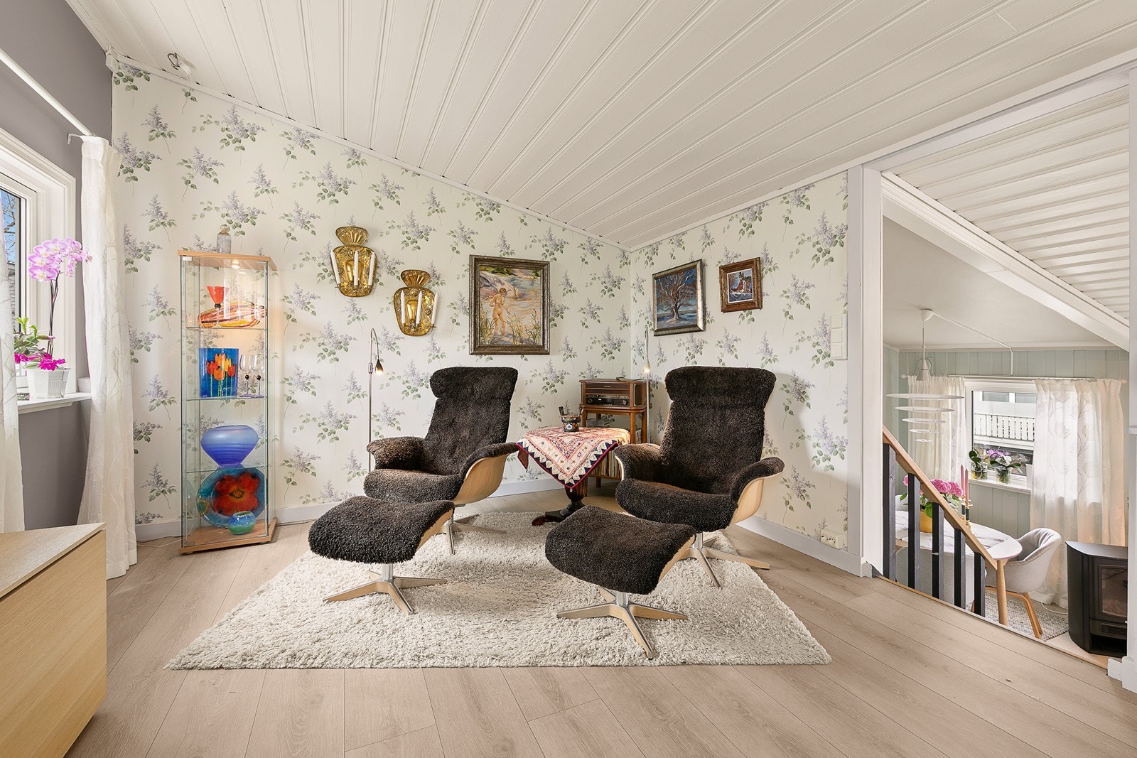 Lys og pen stue med god plass. Galleribilde