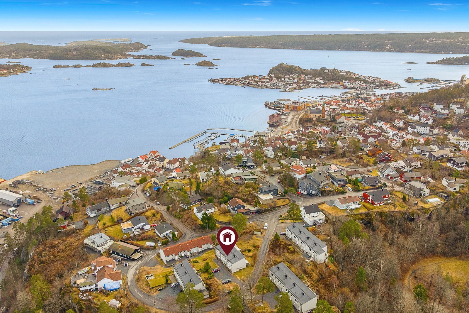 I Bekkedalen bor man sentralt med gåavstand til Kragerøs sjarmerende butikker og restauranter, dagligvareforretninger, skoler og barnehage. Galleribilde