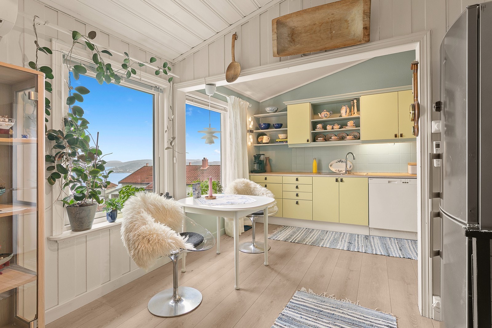 Spiseplass/spisestue, herfra er det flott utsikt utover Kragerøfjorden. Galleribilde