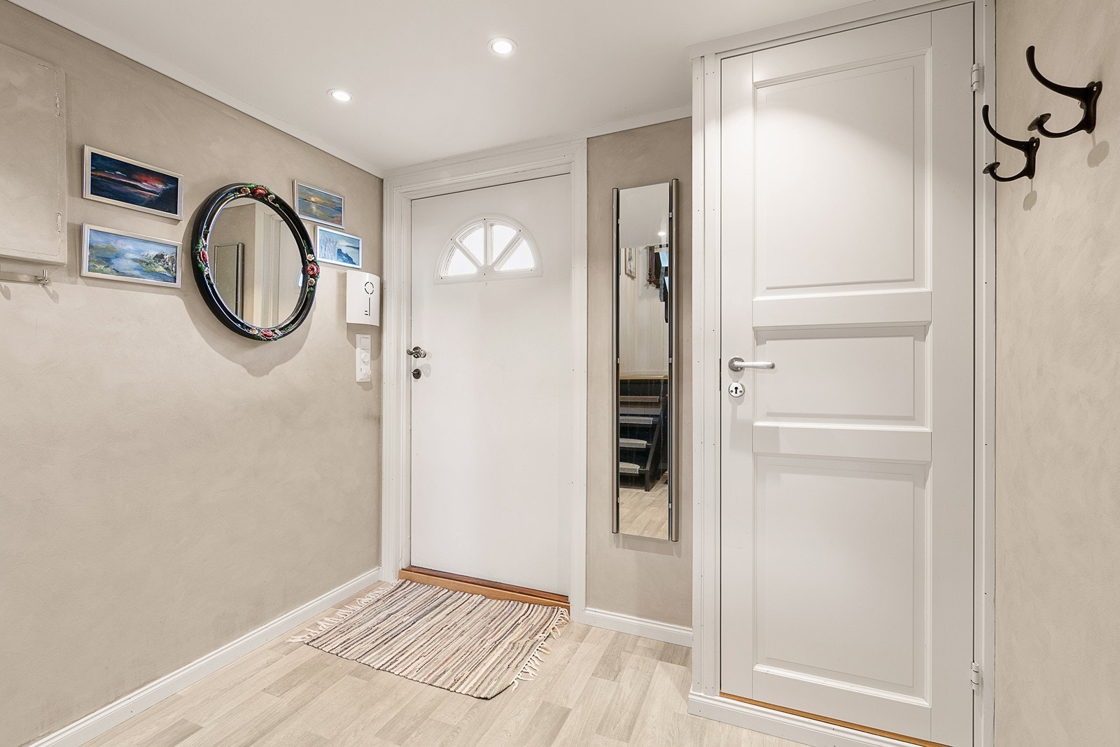 Rekkehusleiligheten inneholder: 1. plan: Hall, bad og 2 boder.
2. plan: Mellomgang og 2 soverom. 3. plan: Kjøkken. 4. plan: Stue/spisestue. Galleribilde