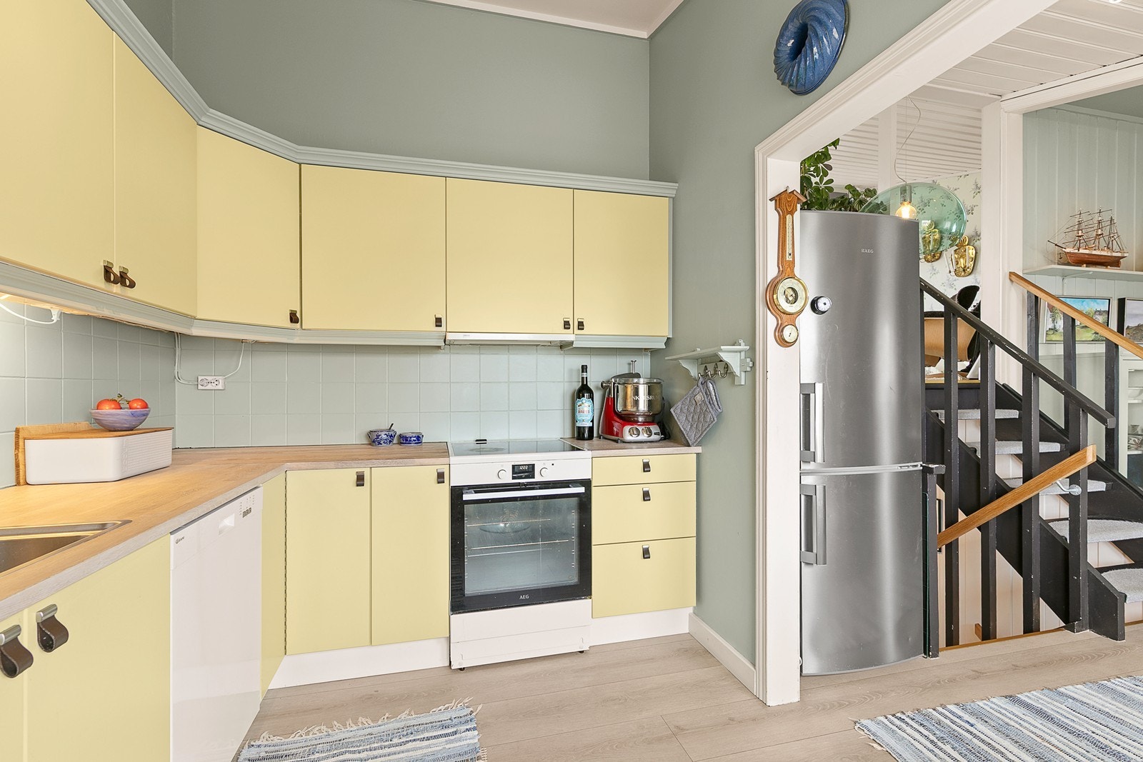 Benkeplate av eik, flislagt mellom benk og overskap. Galleribilde