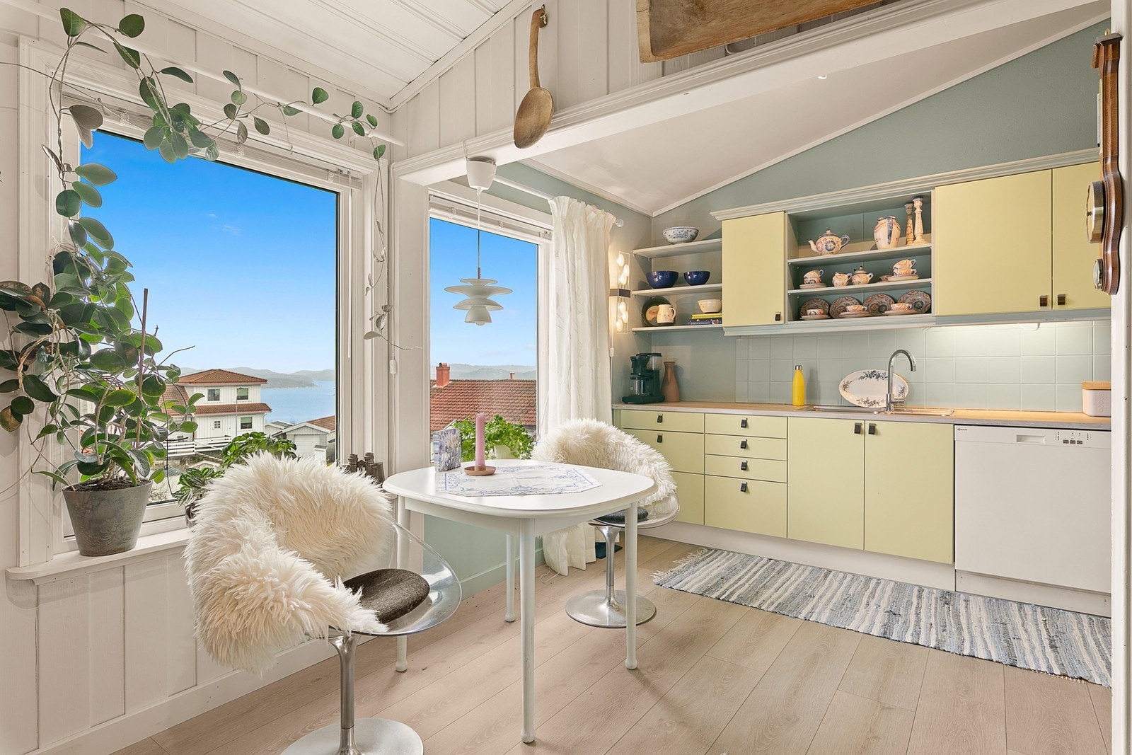 Fin rekkehusleilighet, sentralt og attraktivt beliggende. Sjøutsikt og fin solrik uteplass. Galleribilde