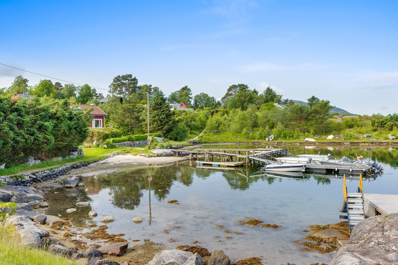 Et svært familievennlig område med sandstrand, sklie og stupebrett. Galleribilde