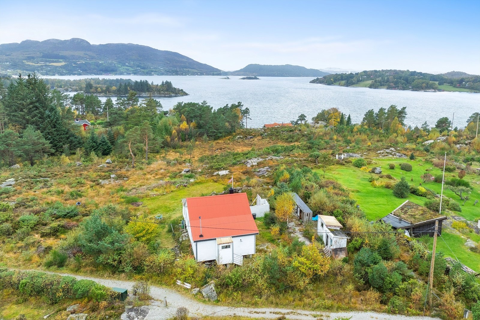 Krambuneset 102 ligger idyllisk og fredelig til på Sjølvik, med flott utsikt. Galleribilde