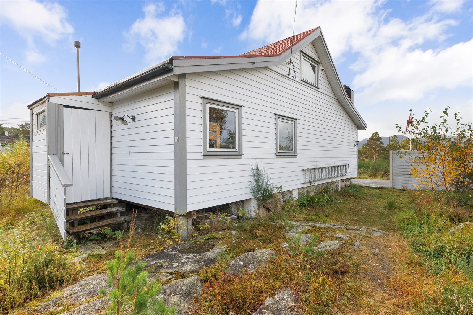 Hytta har behov for renovering, men byr på stort potensial for den som ønsker å skape sitt eget sommerparadis! Galleribilde