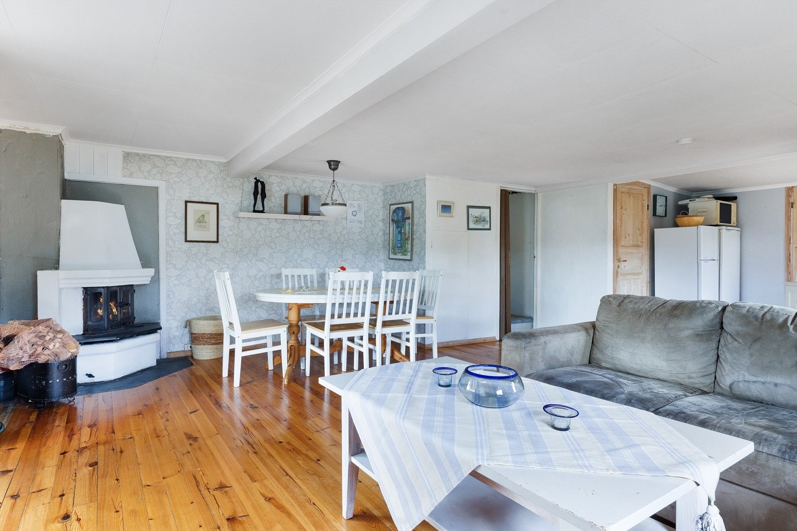 Romslig stue med peis. Galleribilde