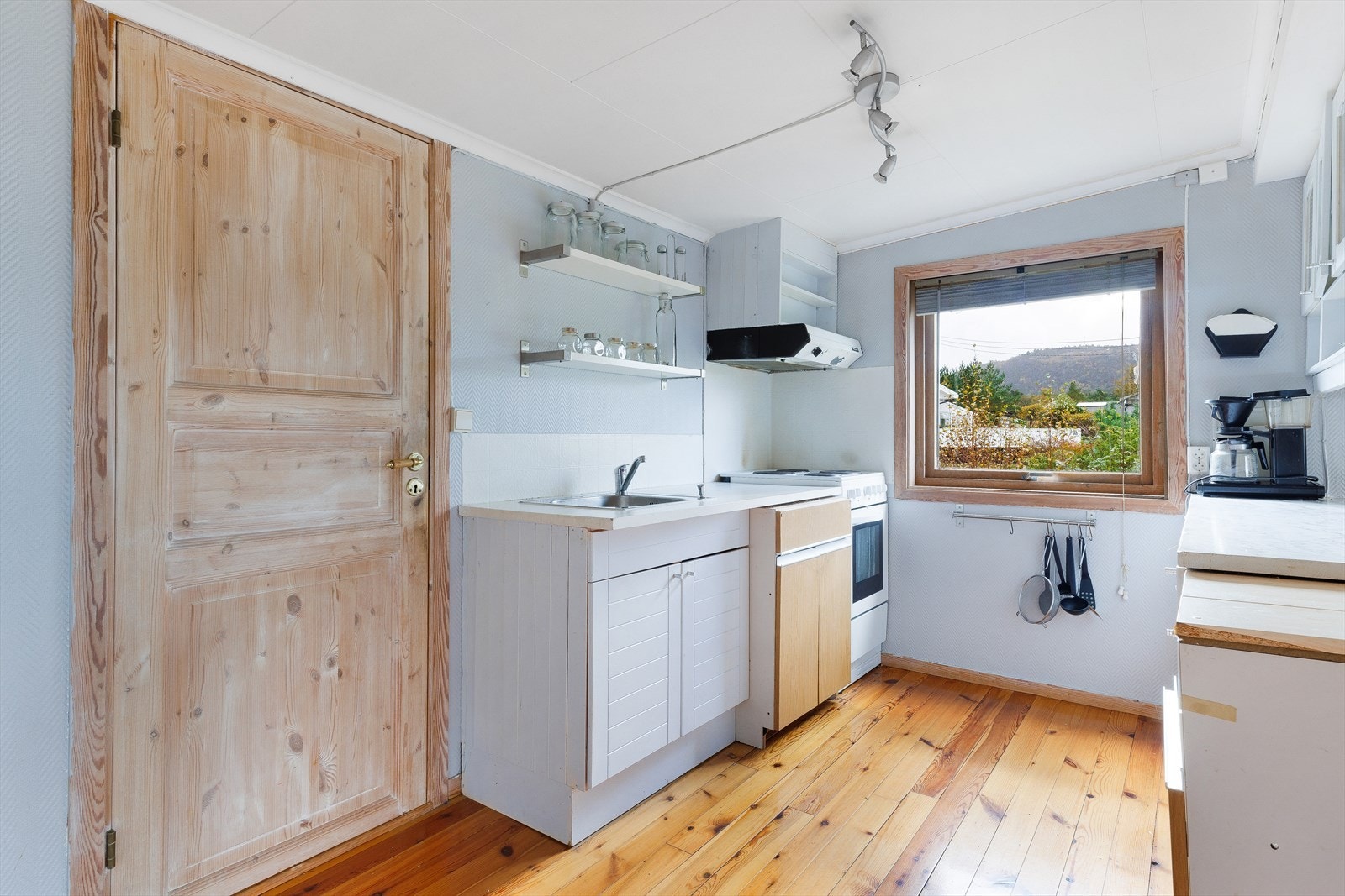 Liten enkel kjøkkenkrok med det man trenger. Galleribilde