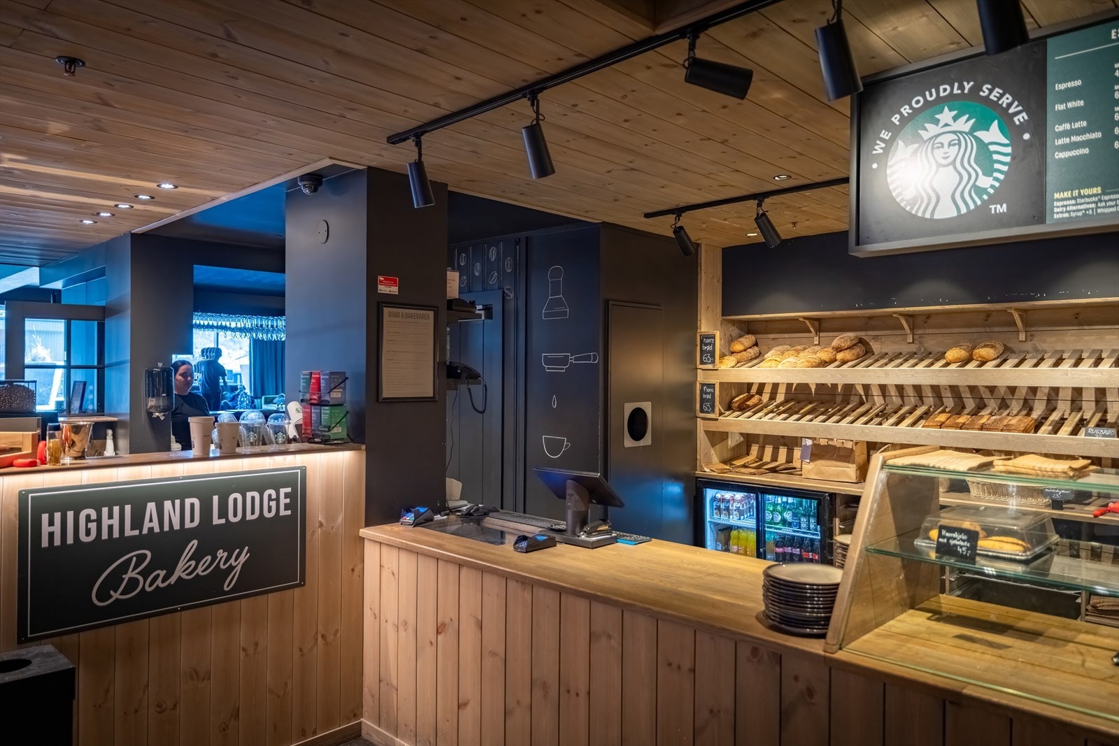 Bakeriet på Highland tilbyr deilige bakevarer, kaffe, nystekte brød av høy kvalitet og smakfulle boller - perfekt for en rolig morgenstund eller som noe godt å ta med på tur Galleribilde