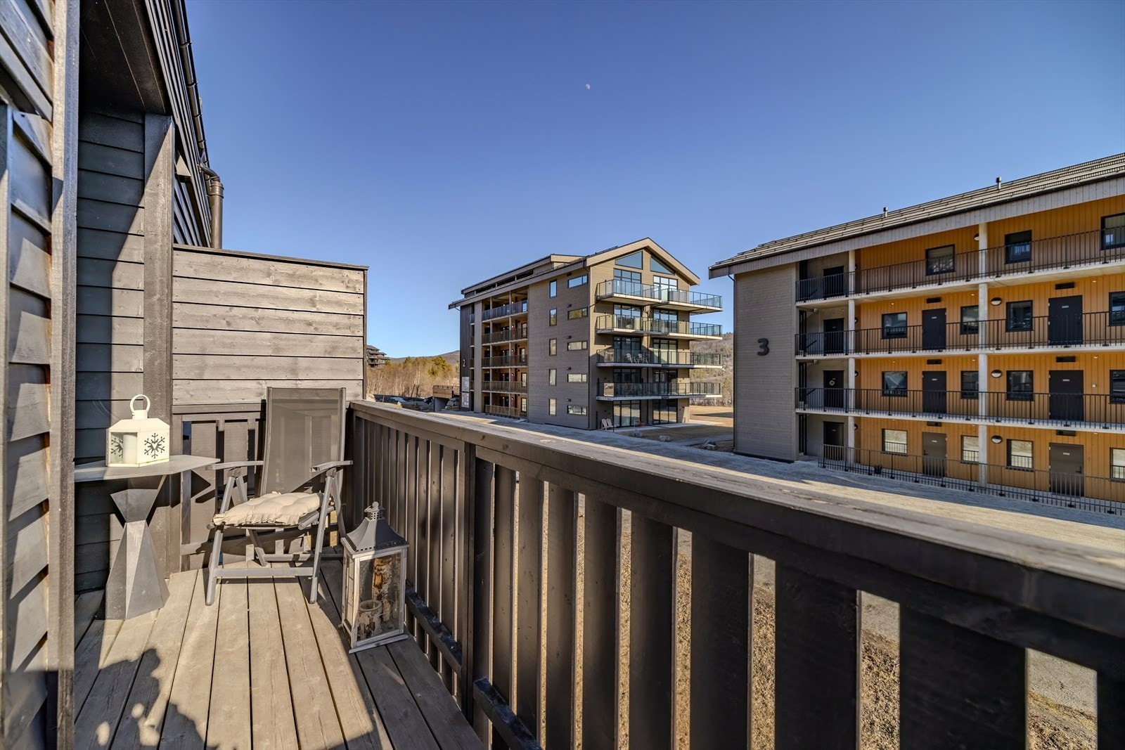 På Geilo kan du nyte både strålende sommerdager og snørike vinterdager ute på balkongen, enten du vil slappe av i solen, ta inn fjellutsikten eller kjenne den friske vinterluften etter en dag i bakken Galleribilde