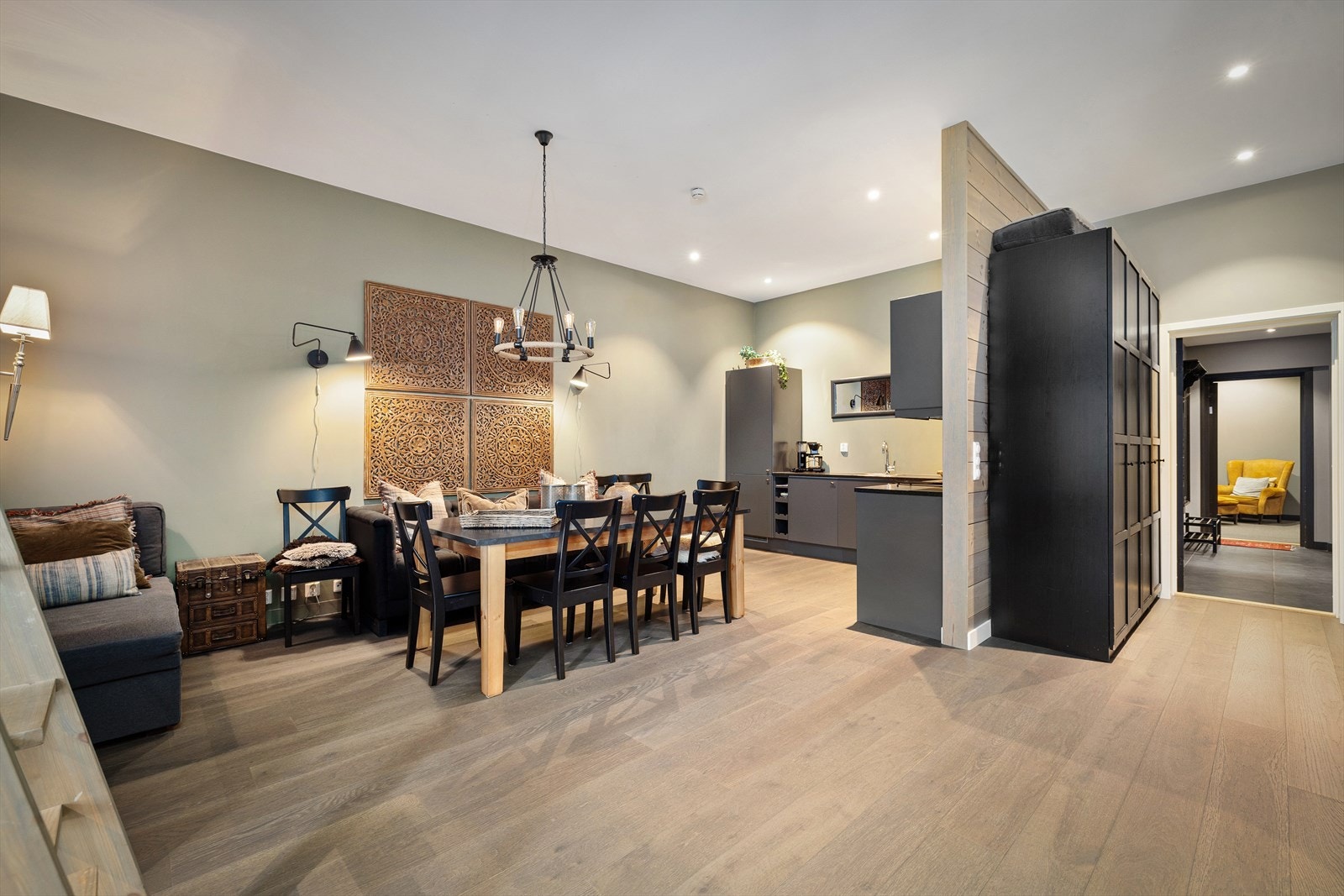 Stue og kjøkken har åpen løsning Galleribilde