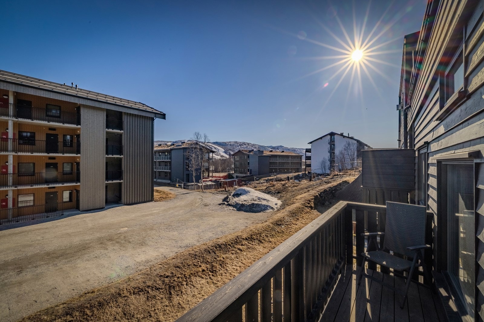 Balkonen gir fin utsikt og gode solforhold Galleribilde