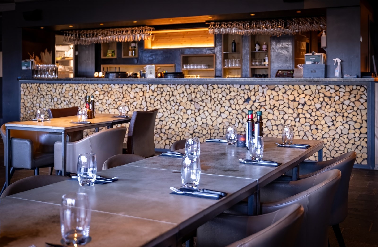 Opp i restauranten kan du sette deg ned og nyte noe godt i glasset eller et deilig måltid, perfekt for dager hvor du ikke ønsker å lage mat selv etter mange timer ute i den friske fjellluften Galleribilde