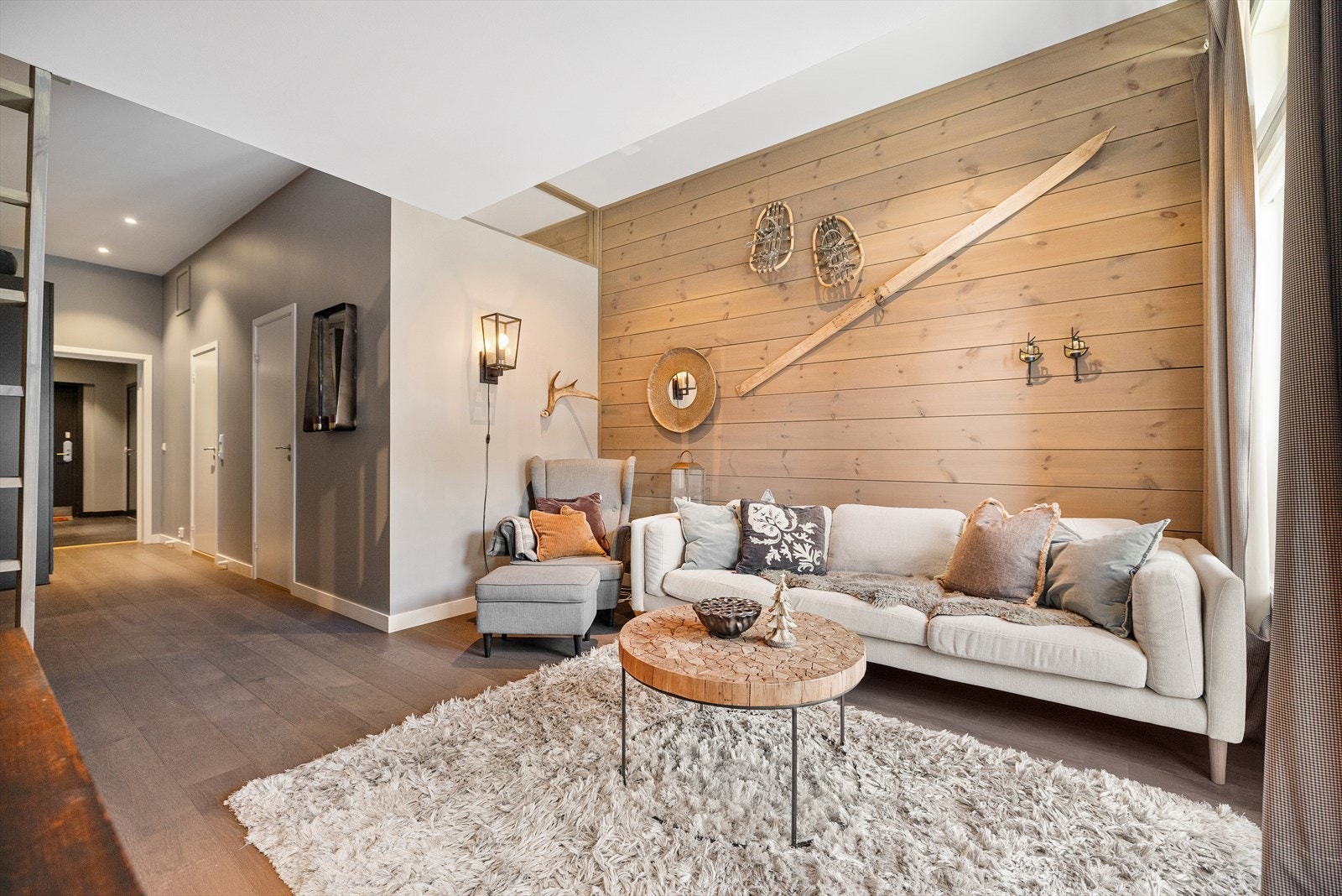 Gjennomført delikat fargevalg med naturfarger i leiligheten. Pen lys eikeparkett på gulv. Galleribilde