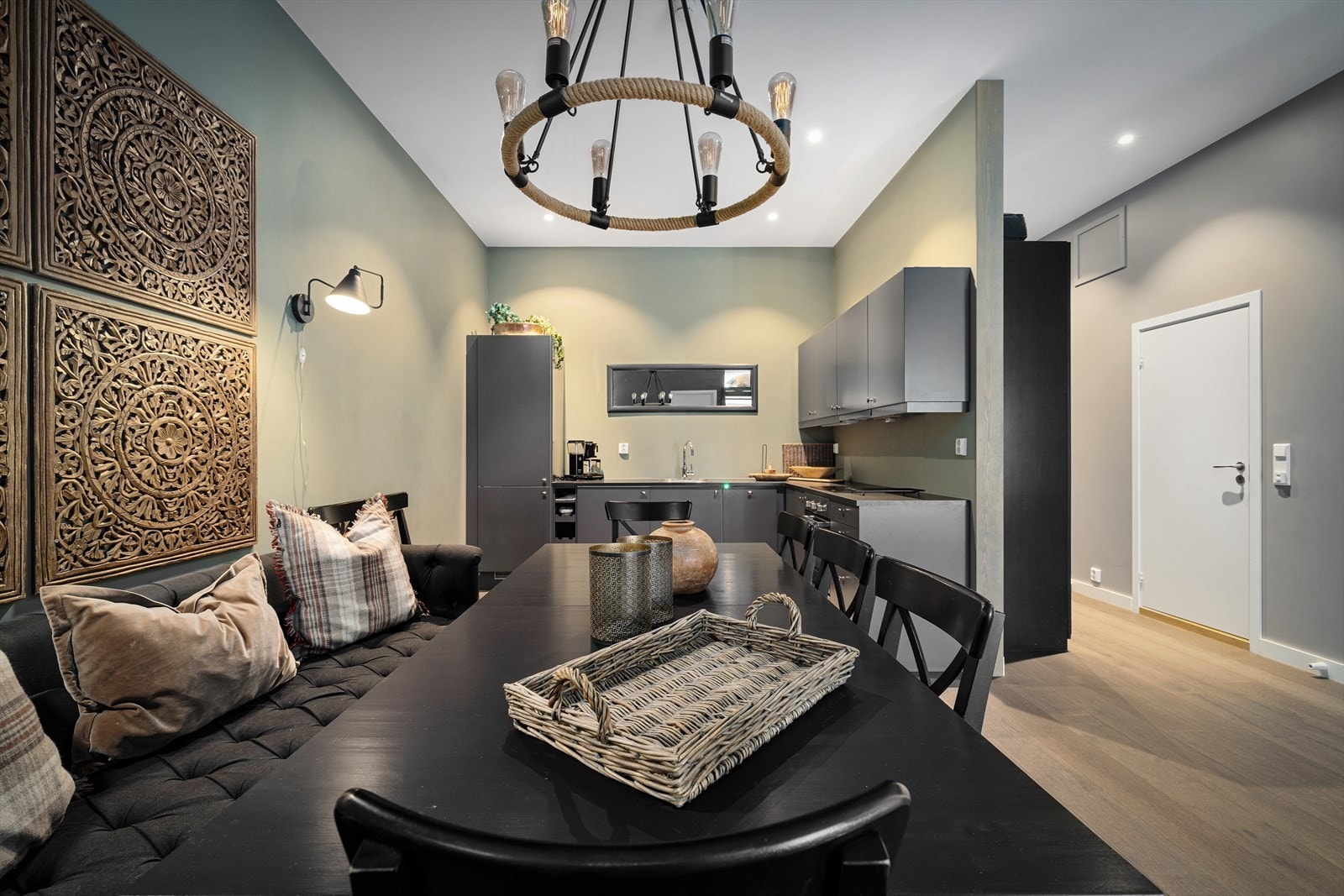 God plass til mange rundt spisebordet Galleribilde