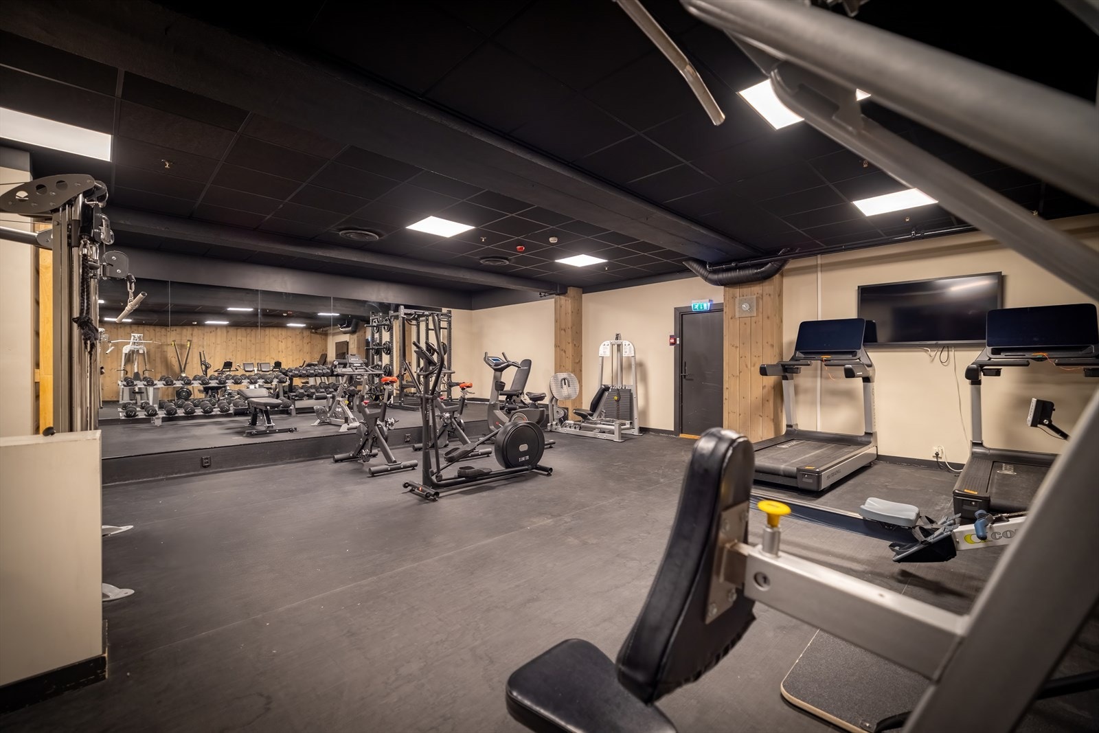 Hotellet har også et moderne treningsrom med godt utvalg av utstyr, slik at du kan trene styrke eller løpe intervaller selv når du er på fjellet Galleribilde