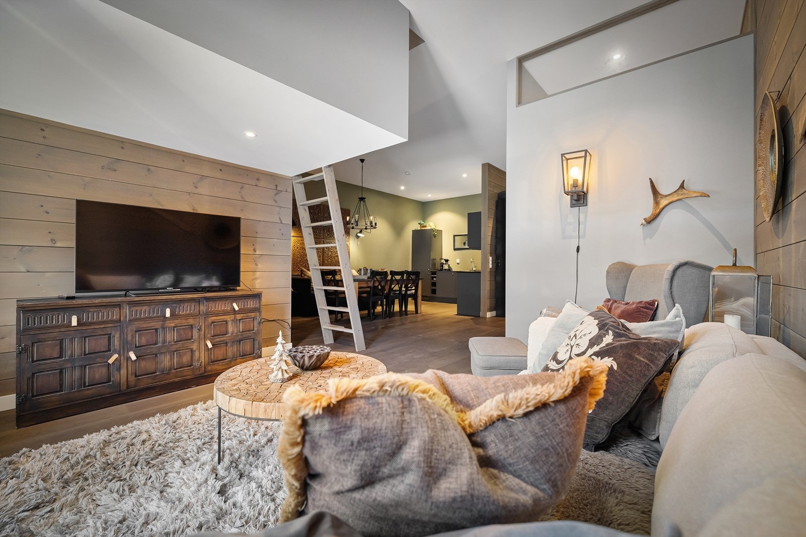 Stue har naturlige soner for både sofa og spisebord Galleribilde