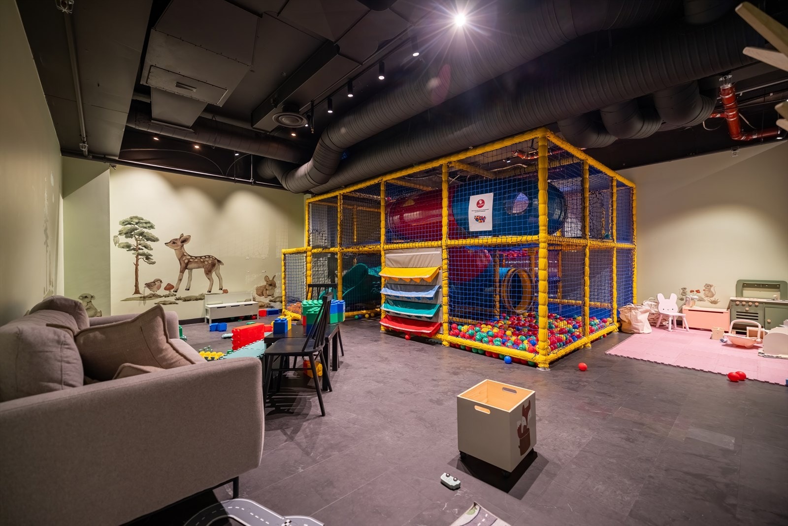 Det er også et hyggelig lekerom hvor barna kan leke og ha det kjekt sammen, enten dere oppholder dere i leiligheten eller på hotellet Galleribilde