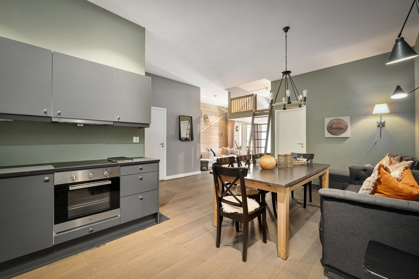 Sigdal kjøkkeninnredning med slette fornter og laminat benkeplate. Godt utstyrt med skap- og benkeplass, samt integrerte hvitevarer kjøl/frys, oppvaskemaskin, platetopp og stekeovn Galleribilde