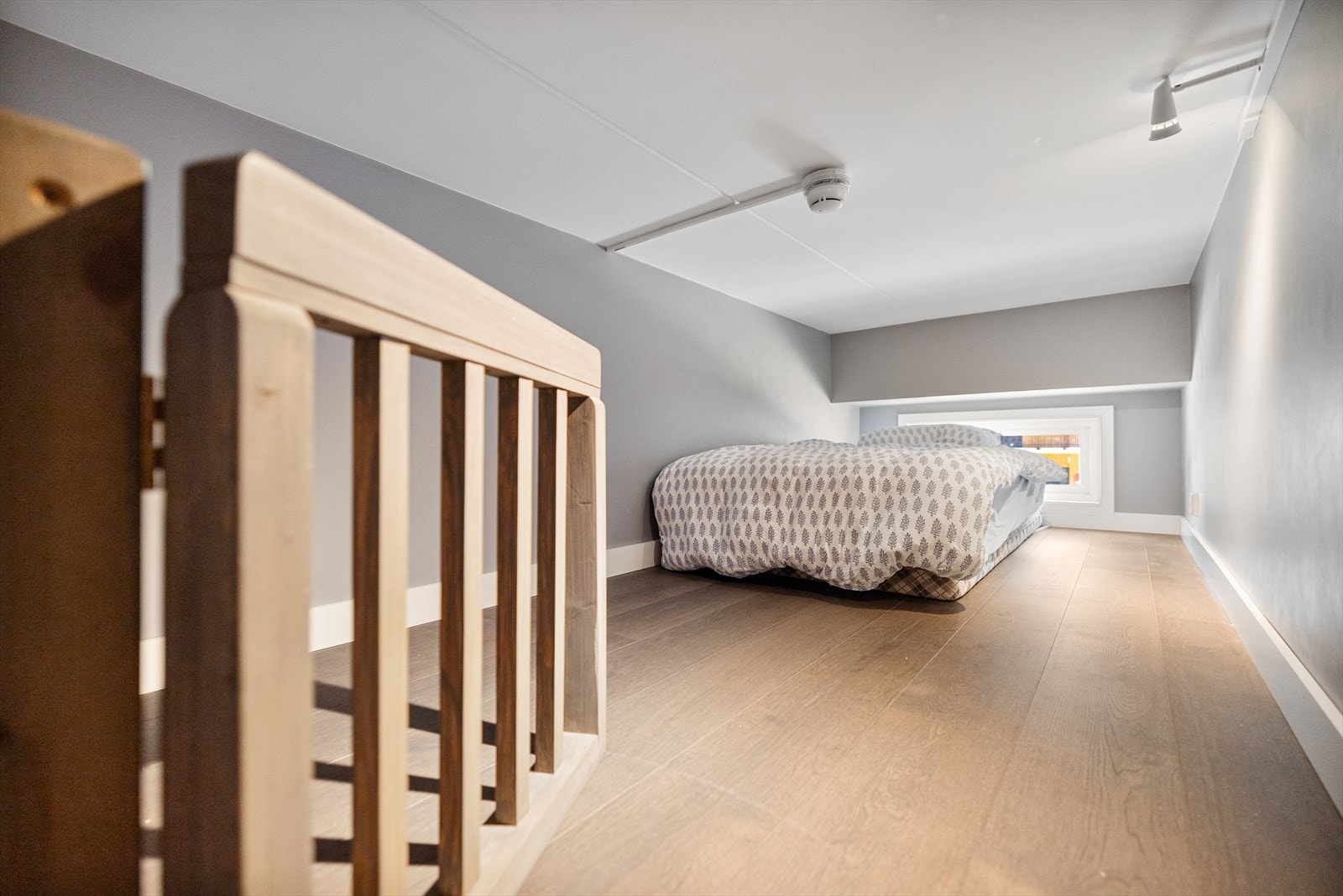 Over stuen er det en praktisk hems som gir ekstra soveplass, noe som gjør det mulig for flere å overnatte Galleribilde