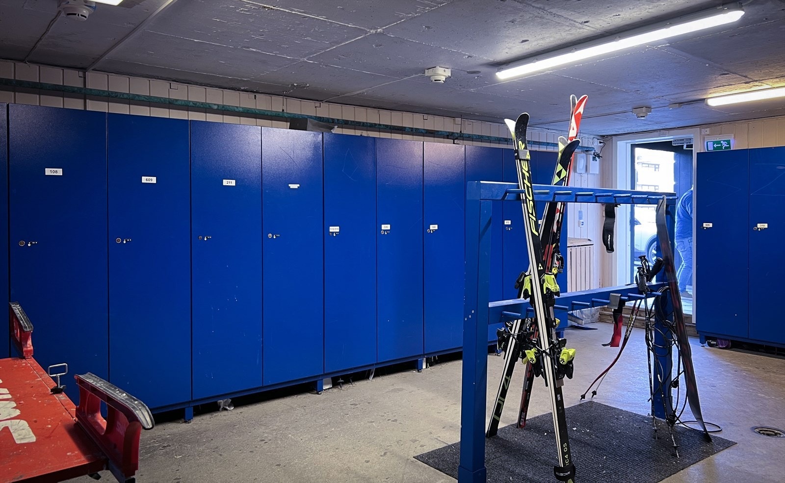 Skiene kan oppbevares i en egen bod, hvor du har ditt eget låsbare skap for praktisk lagring, slik at du slipper å ta dem med inn i leiligheten Galleribilde