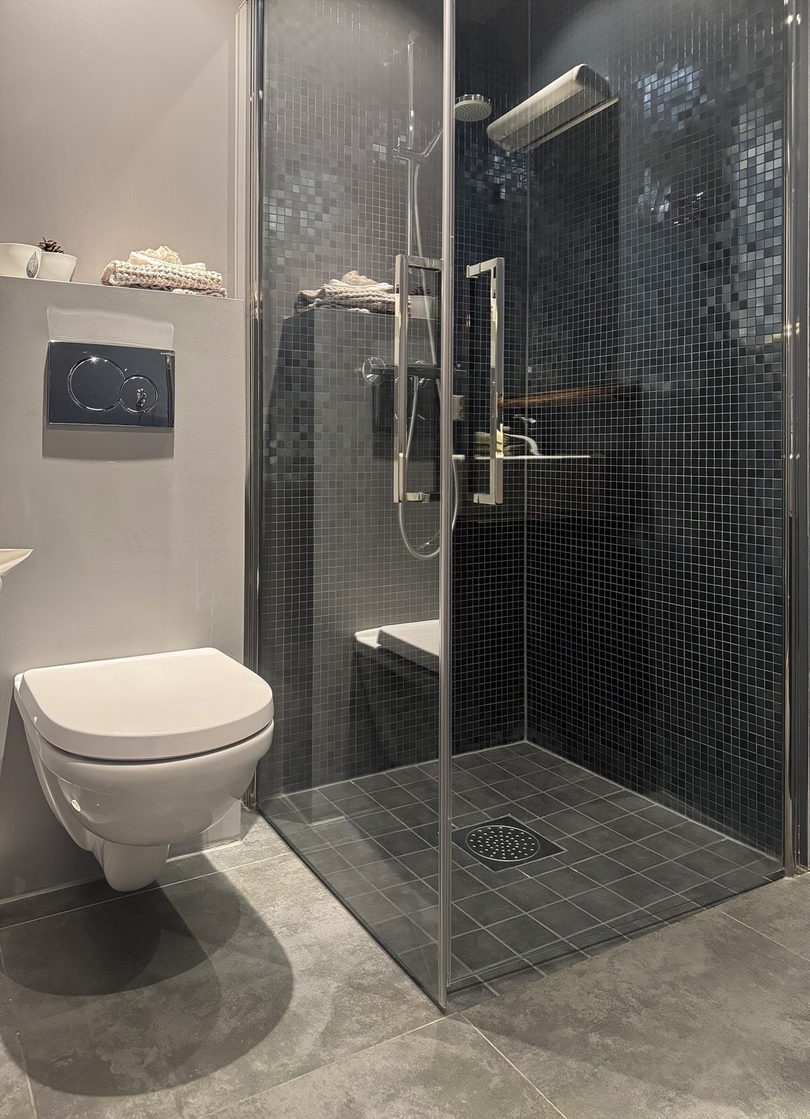 Badet har fliser på gulvet og malte platevegger Galleribilde