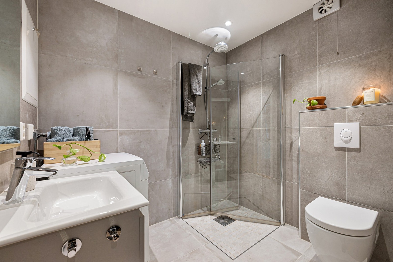 Badet har Servantinnredning med plane fronter, helstøpt servantplate, speil og overlys, samt opplegg for vaskemaskin. Galleribilde