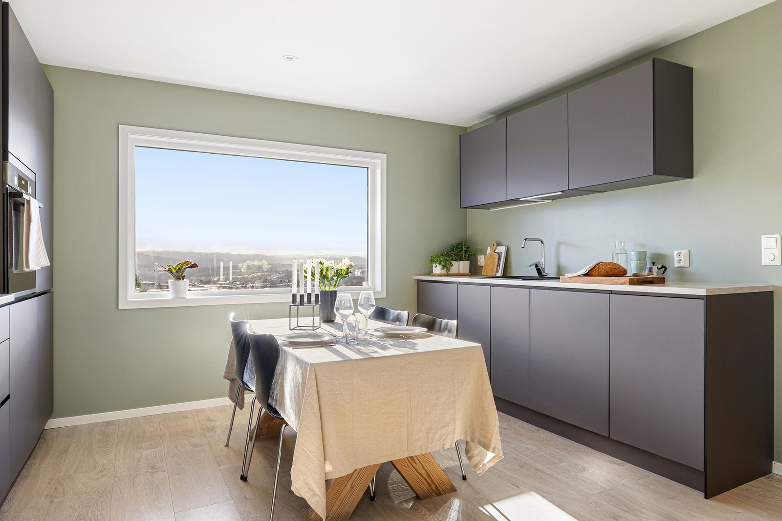 Lekkert kjøkken fra 2019 og er innredet med plane fronter og benkeplate er av laminat. Galleribilde